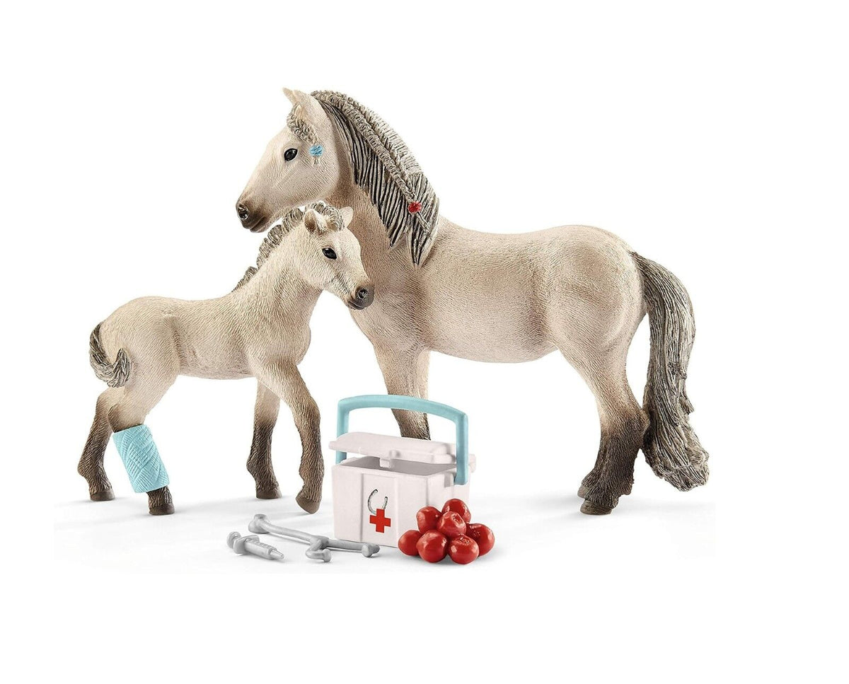 Schleich - Hannah's First-Aid kit includes Icelandic horse and foal