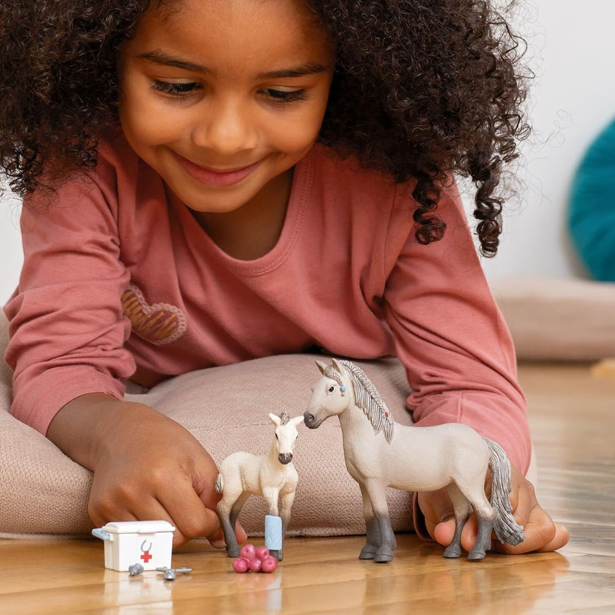 Schleich - Hannah's First-Aid kit includes Icelandic horse and foal